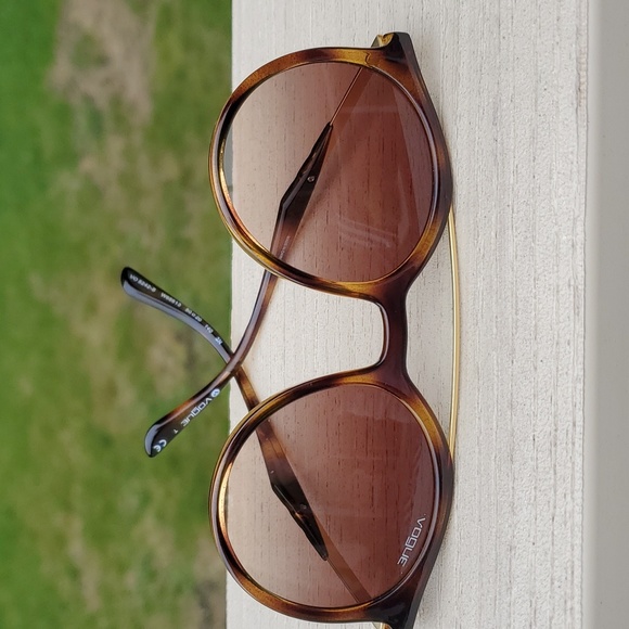 Round Vogue Tortoise Sunglasses - Picture 3 of 12